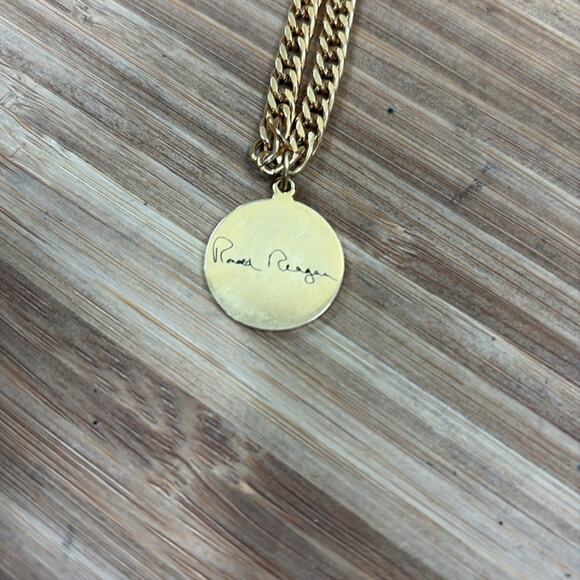 Vintage Gold Chain Bracelet with Presidential Seal Pendant signed Ronald Reagan - Picture 3 of 3